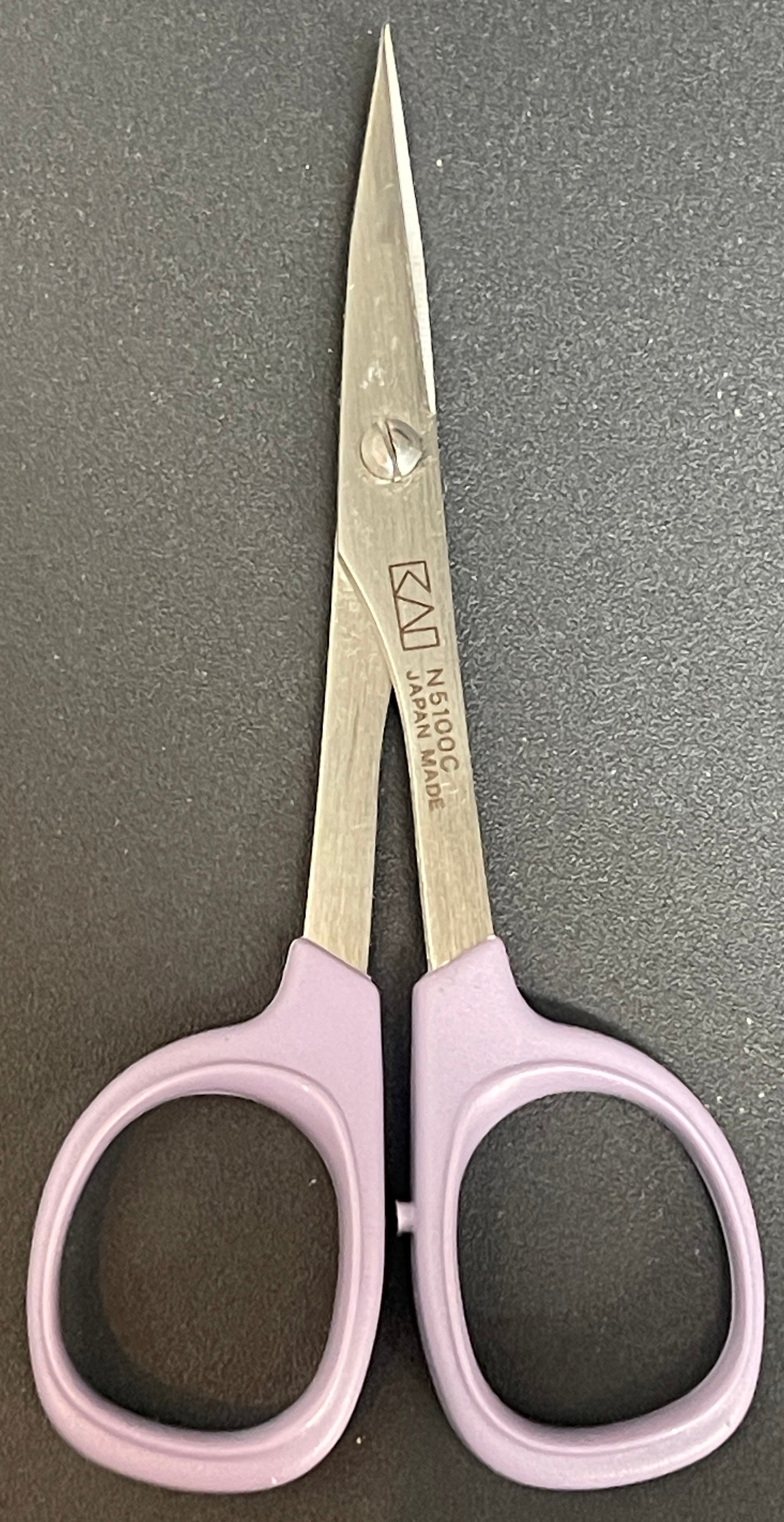 KAI EMBROIDERY FINE POINT CURVED SCISSORS 4"/100MM